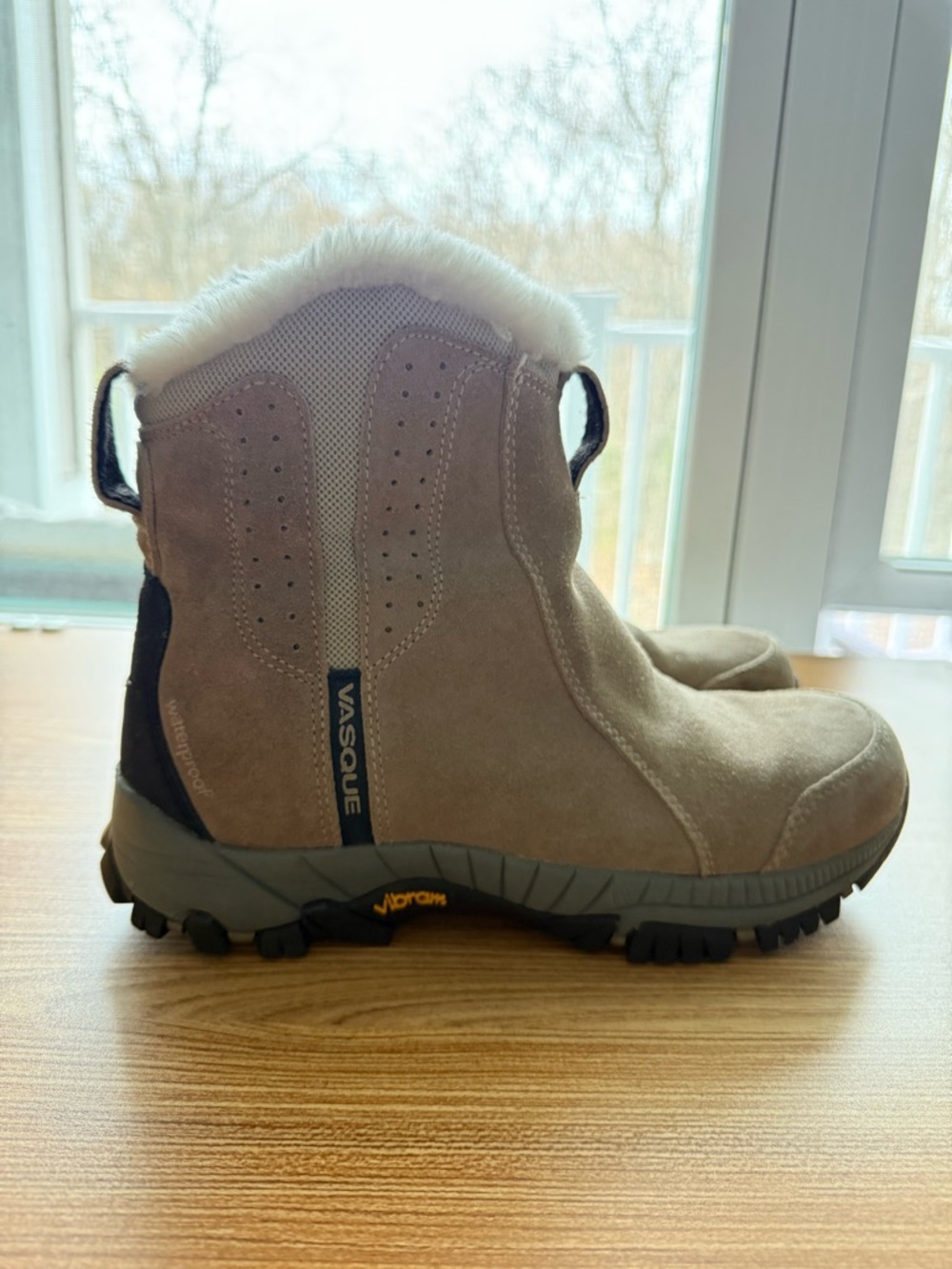 Vasque Womens Taupe Suede Waterproof Boot,Faux Fur, Thinsulate, Vibram Sole 9